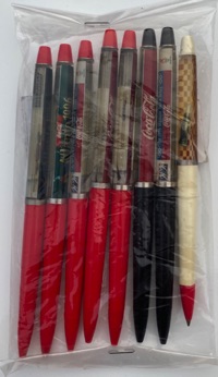 2255-1 € 10,00 coca cola pennen set van 8 stuks ieder met beweegbaar flesjes.jpeg